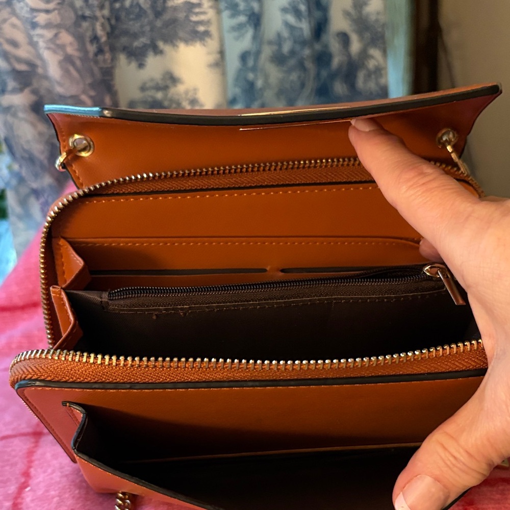 Elegant Tan Leather Shoulder Bag - Picture 3 of 10